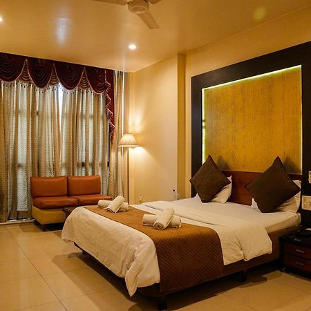 Hotel Viva Inn Yerandwane エクステリア 写真