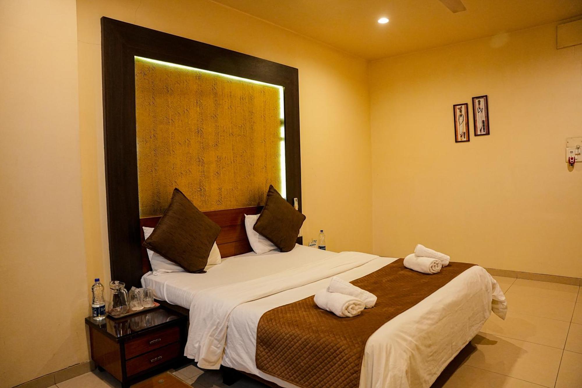 Hotel Viva Inn Yerandwane エクステリア 写真