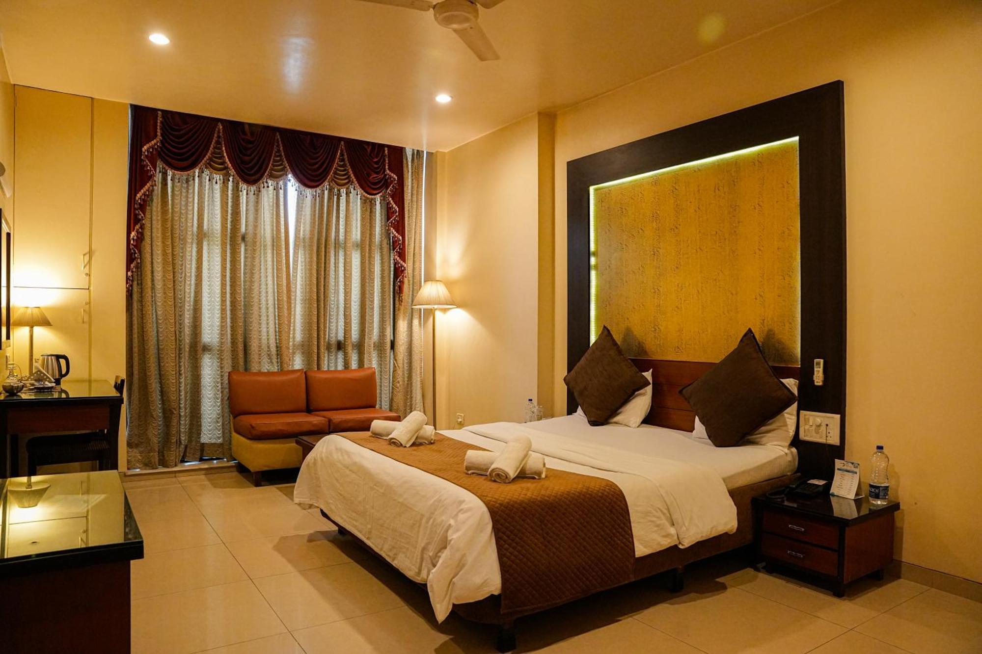 Hotel Viva Inn Yerandwane エクステリア 写真