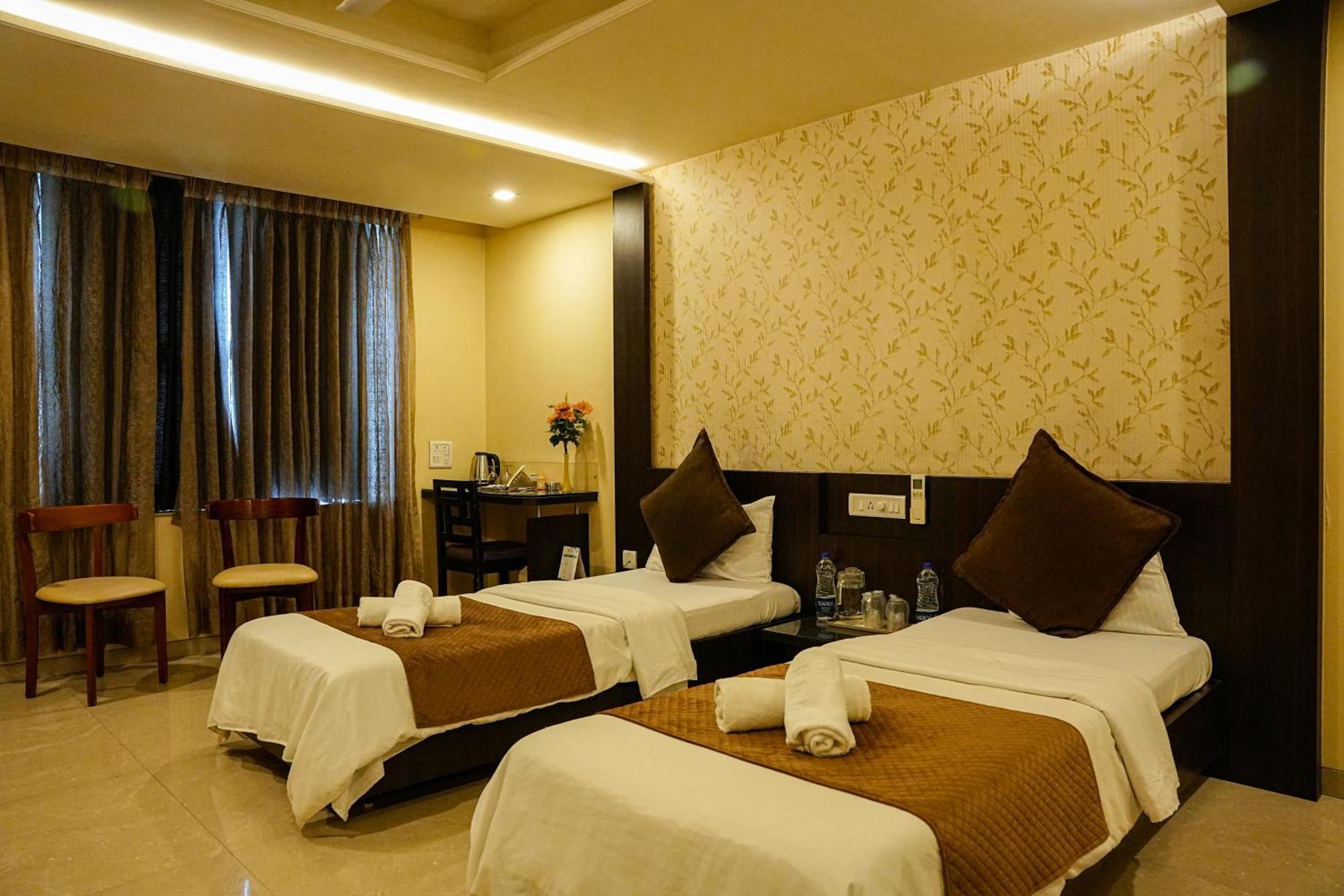 Hotel Viva Inn Yerandwane エクステリア 写真