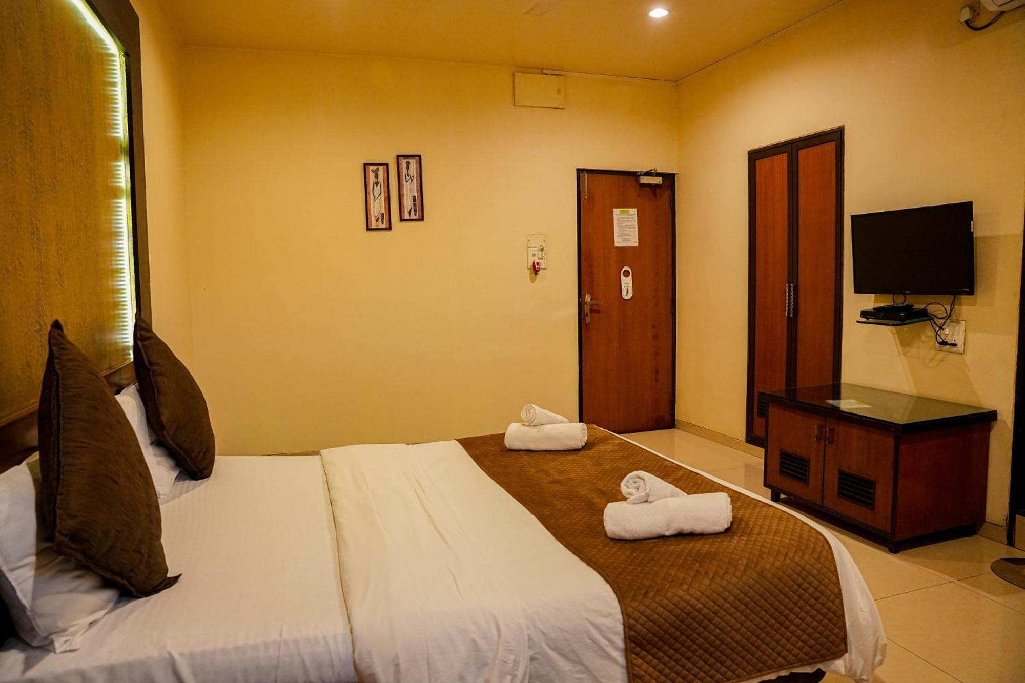 Hotel Viva Inn Yerandwane エクステリア 写真