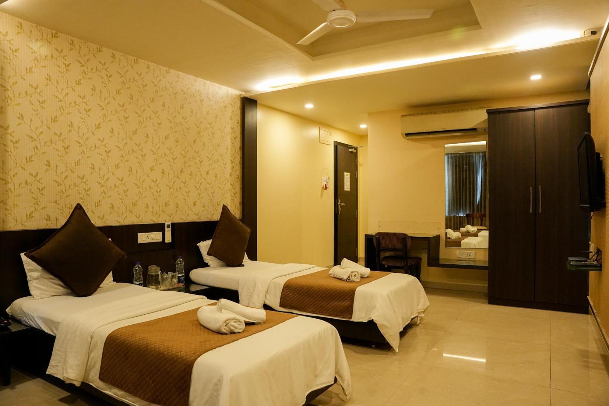 Hotel Viva Inn Yerandwane エクステリア 写真