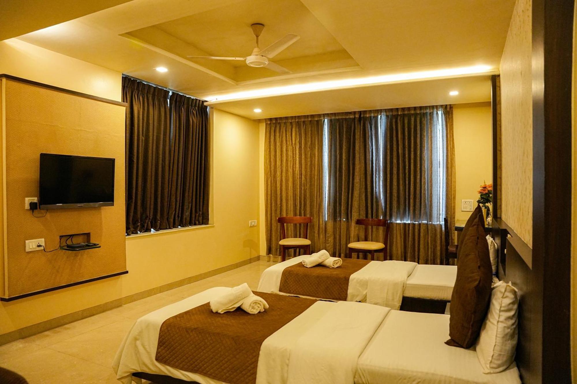 Hotel Viva Inn Yerandwane エクステリア 写真