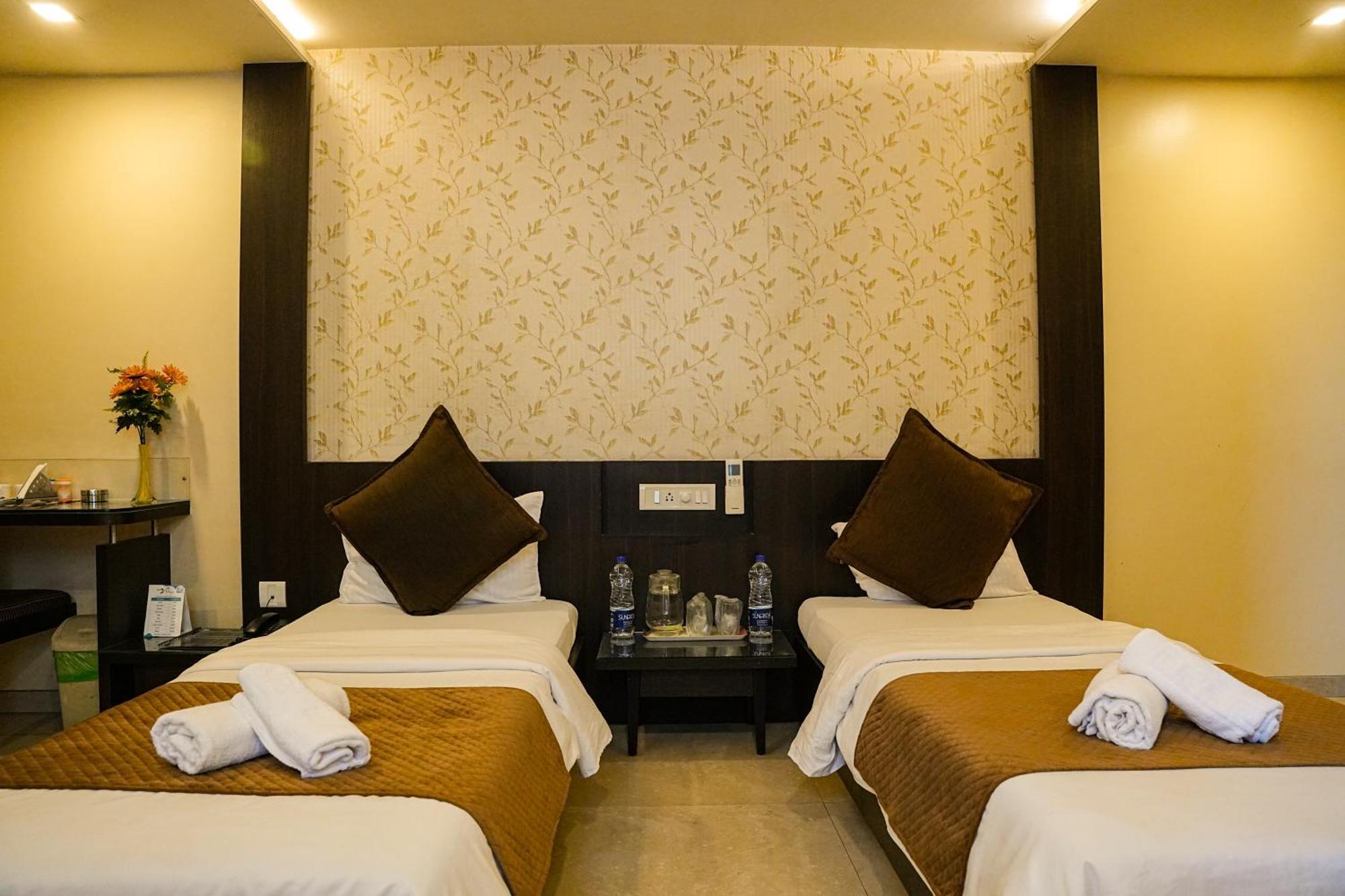 Hotel Viva Inn Yerandwane エクステリア 写真